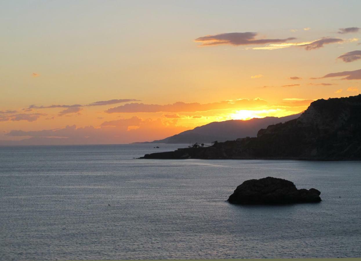 קאפוליברי Isola D'Elba Come In Barca, A Un Tuffo Dal Mare מראה חיצוני תמונה